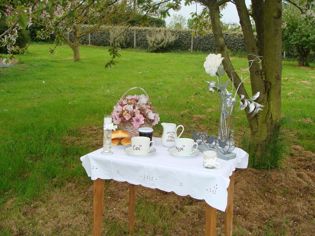 Bed and Breakfast Le Vieux Castel Goustranville Exterior foto